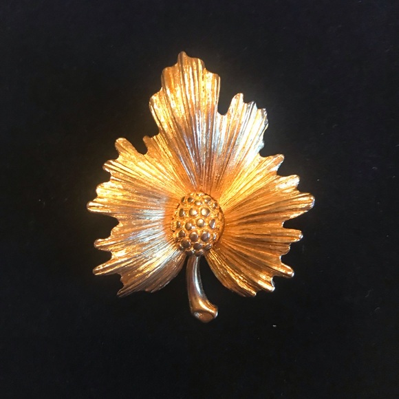 MONET SIGNED VINTAGE BROOCH - Picture 8 of 16